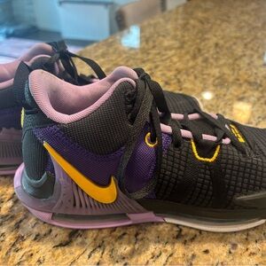 LeBron Witness 7 Basketball Shoes
